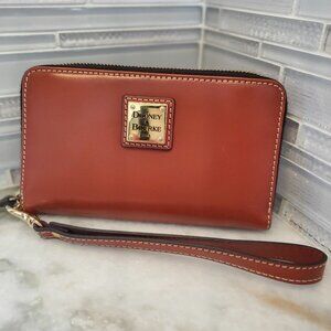 NWOT Dooney and Bourke Selleria British Tan Med Zip Wristlet